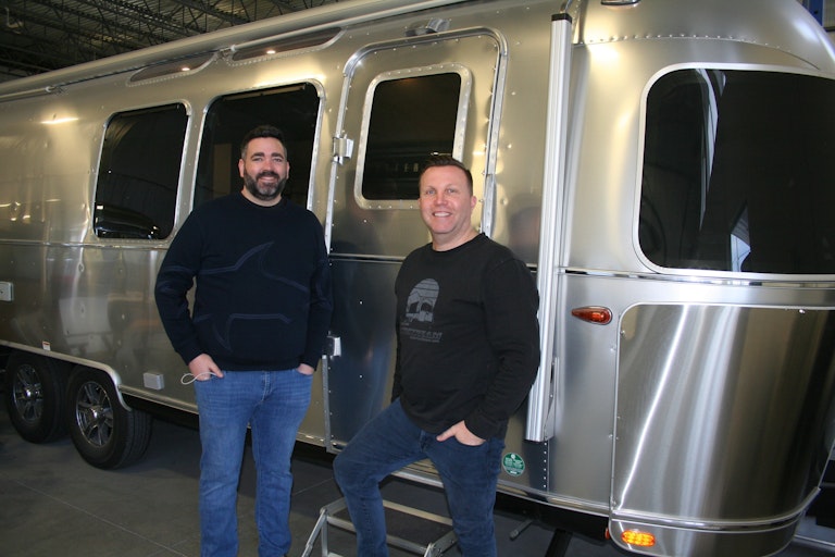 Custom Airstream Proprios devant roulotte Photo AEBHS avril 2023