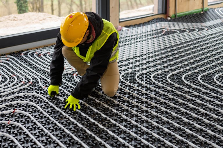 Commercial hot water in floor radiant heating Énergie P38