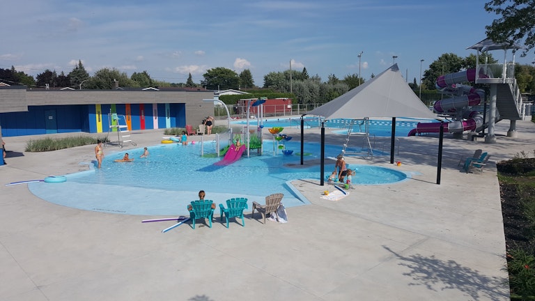 Complexe aquatique beau chateau piscine