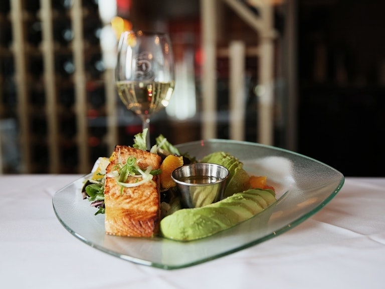 DEZ taverne urbaine salade saumon agrumes vin blanc