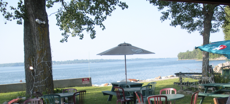 Resto Bar Marina Melocheville exterieur