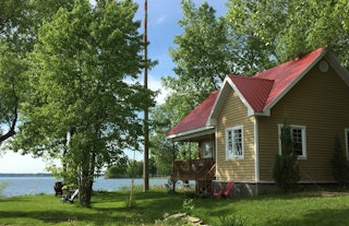 Chalets sur le fleuve rouge bord eau