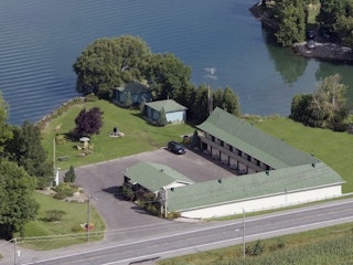 Motel lac st louis vue aerienne hr