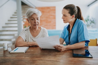 Infirmière à domicile avec une cliente, montrant les avantages des soins à domicile.