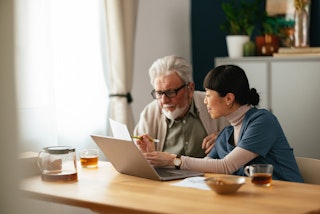 Aidante discutant des options financières avec un client, illustrant le coût des soins à domicile vs résidence pour aînés.