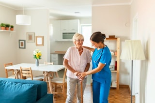 Aînée recevant des soins personnalisés à domicile d’une infirmière, illustrant les soins privés à domicile pour aînés.