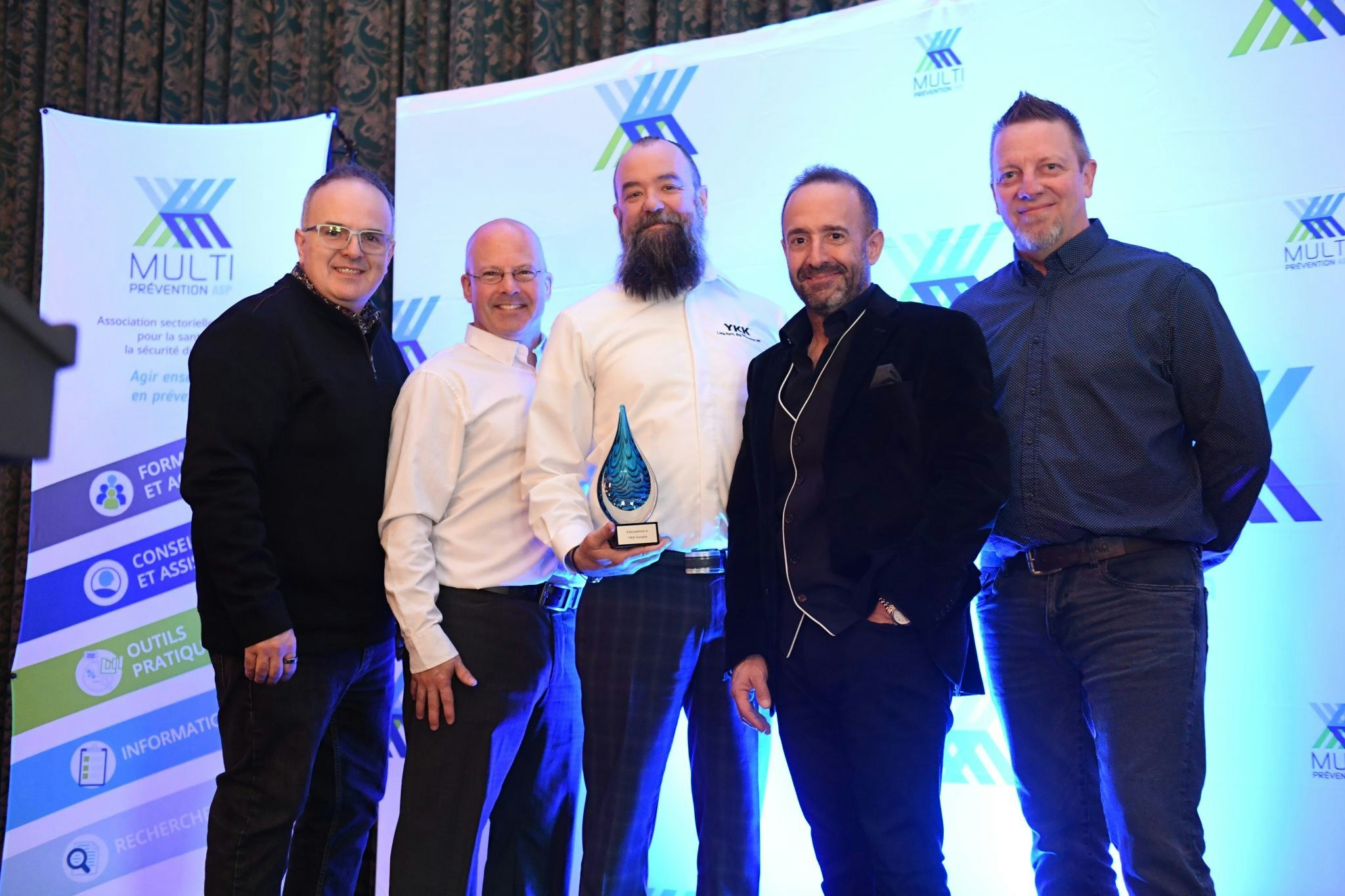 Pour réduire les risques de troubles musculosquelettiques, YKK canada a automatisé le chargement d'ensouples dans des autoclaves.