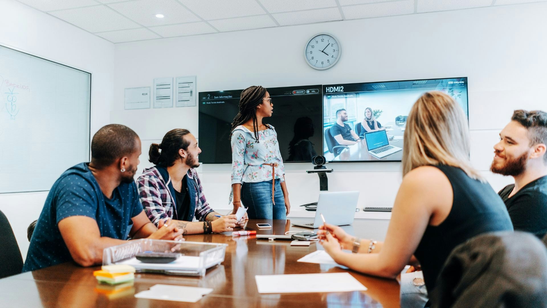 Un groupe de travailleurs et de travailleuses en formation dans une salle de réunion..